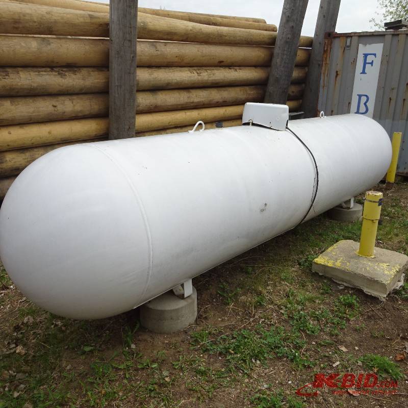 lot 42 image: 1000 gal LP tank.