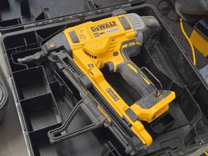 DeWalt� 20V Cordless Concrete Nailer DCN891 with Case, DCN8907 Nailer Magazine
