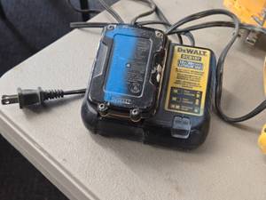 DeWalt� 12V Max  20V Max Lithium Ion Battery Charger DCB107 with 12V 2Ah Battery Pack