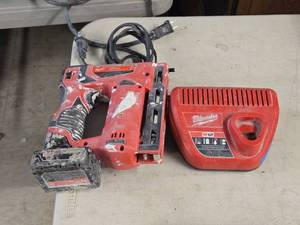 Milwaukee� M12 Red Lithium 38 Crown Stapler 2447-20 with Battery, Charger