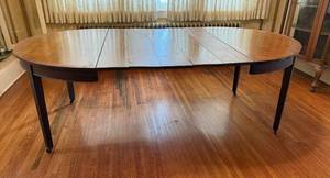 lot 20 image: Extendable Oval Dining Table - Dark Wood Finish with Multiple Removable Leaves