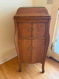lot A-42 image: Victrola Console Cabinet With Built-In Record Storage, Curved Legs