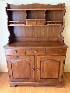 lot 43 image: Moosehead 2 Piece Hutch Cabinet - Early American Furniture - 3 Drawers & 2 Doors