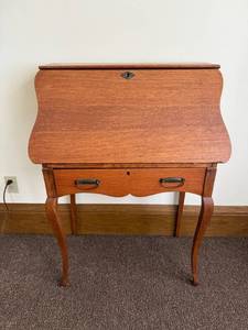 lot 51 image: Oak Secretary Desk with Drop-Front Writing Surface & Interior Cubby Storage