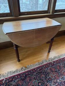 lot 87 image: Round Drop-Leaf Dining Table with Turned Legs