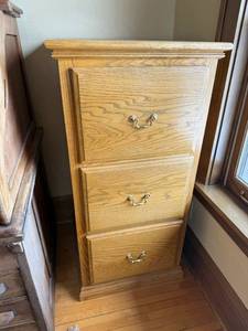 lot 90 image: Oak Finish 3 Drawer File Cabinet  - Natural Oak Grain