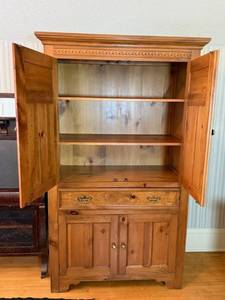 lot 109 image: Pennsylvania House Solid Wood Cabinet With Upper Doors, 1 Drawer & Lower Storage