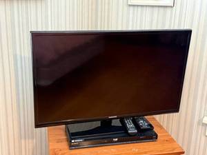 lot 112 image: Samsung UN32EH4003F 32-inch LED TV & Sony Blu-ray DiscDVD Player