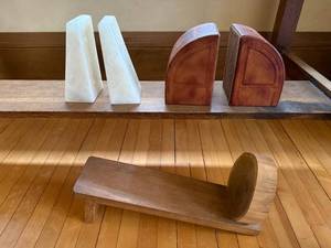 lot 146 image: Pair of Bookends, , 1 Wood Bookshelf