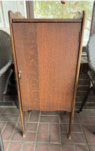lot 156 image: Oak Veneer Cabinet with Single Door, Tapered Legs