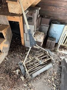 lot 164 image: Vintage Hand-Pushed Lawn Mower With Wheels