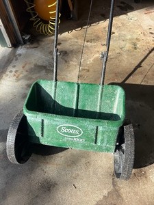 Scotts AccuGreen 1000 lawn fertilizer and seed drop spreader