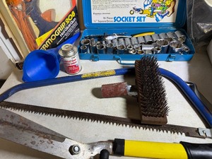 Hunter sockets , glue gun, knee pads and more. Garage lot