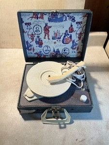 Vintage Emerson Portable Record Player  Suitcase Style Turntable, Powers up, Turn table spins fine.