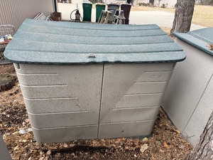 Rubbermaid outdoor storage unit , 59x32x45