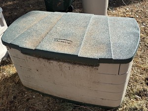 Rubbermaid outdoor storage aprox 42x24