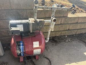 Tested -pump spins/ motor works - shallow well jet pump and pressure tank system