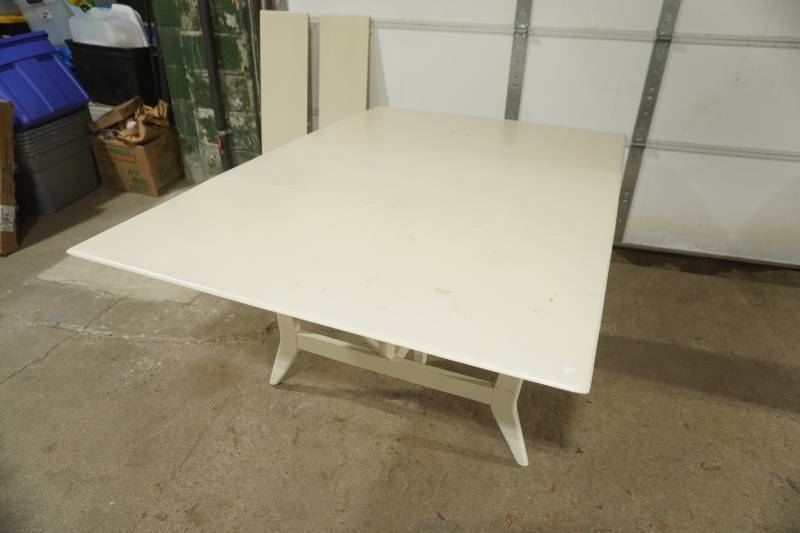 Vintage Wooden Drop Leaf Dining Room Table w2 extra leafs