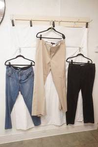 (3ct) NewLike New Womens Pants. Size Chicos 1.5, 18, 16