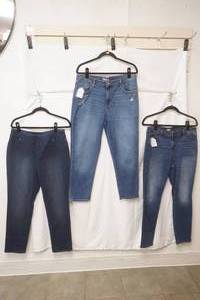 (3ct) Womens Jeans. Size 14, 14, Chicos 2