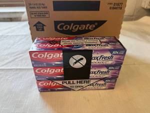 SSS. 24x 1.9oz Colgate MaxFresh w/ Whightening Knockout