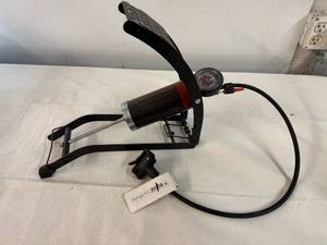 lot 18 image: Pump Foot PSI 100-wvariety of nozzles