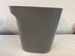 lot 23 image: Storage Bin