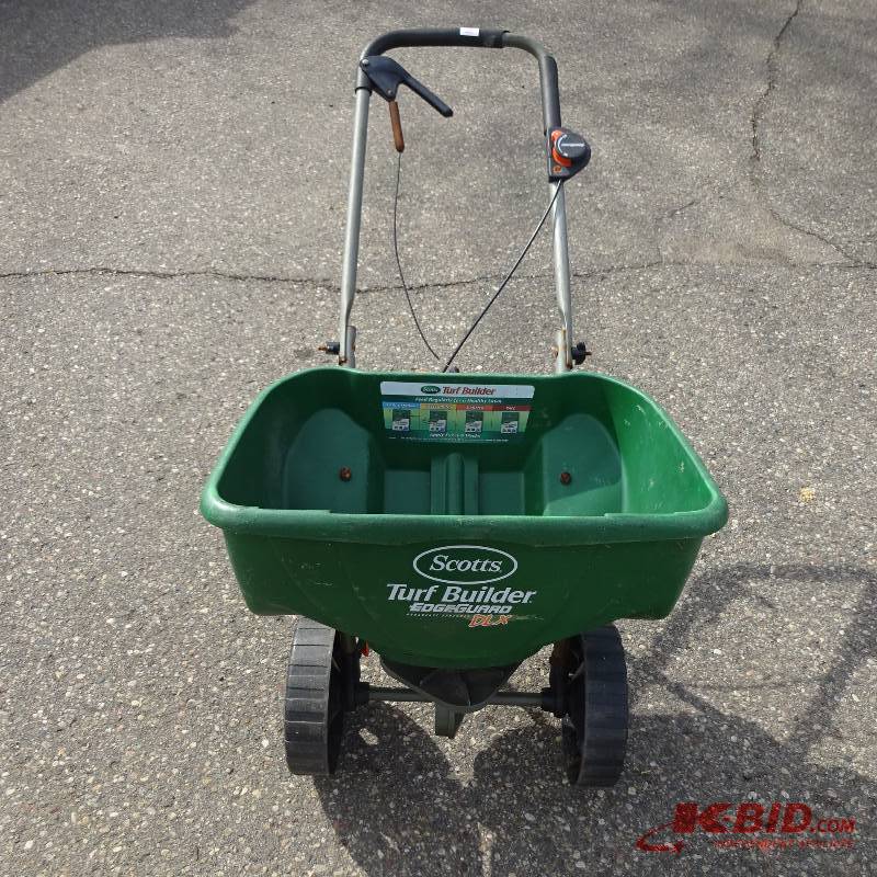 lot 14 image: Scotts turf builder spreader