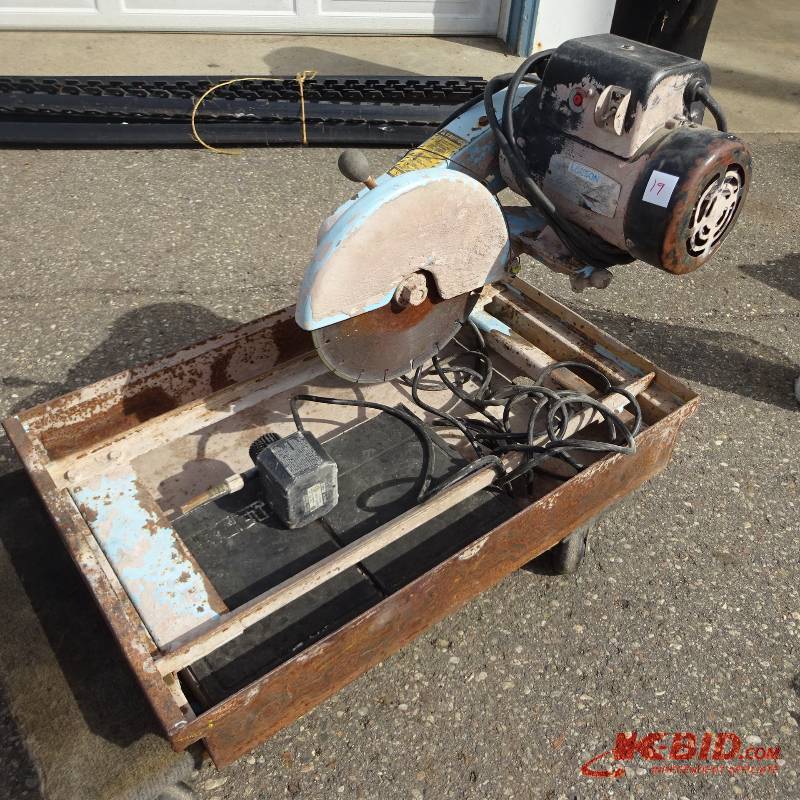 lot 19 image: Target wet saw. 10 diamond blade.