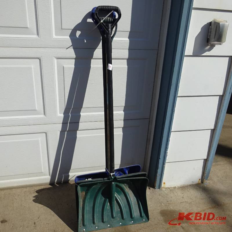 lot 29 image: 3 snow shovels