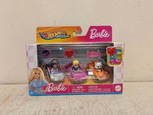 NEW HOT WHEELS RACER VERSE BARBIE