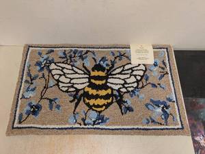 NEW HOOKED ACCENT RUG BEE