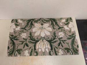 NEW HOOKED ACCENT RUG FLOWER