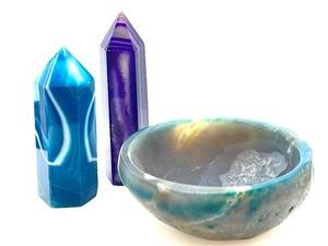 lot 44 image: Blue & Purple Agate Obelisks with Teal Swirl Bowl