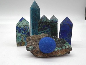 lot 64 image: Azurite Malachite Towers Set of 5 & Blue Azurite Sphere on Rock