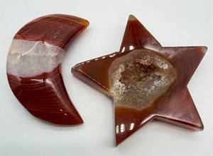 lot 89 image: Red Band Agate Crescent Moon & Star Set