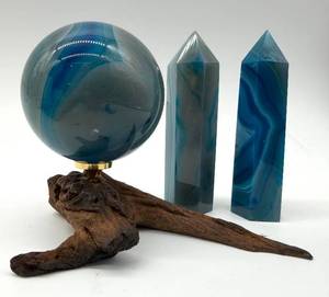 lot 98 image: Blue Dyed Agate Sphere on Driftwood Base - 2 Dyed Agate Obelisks