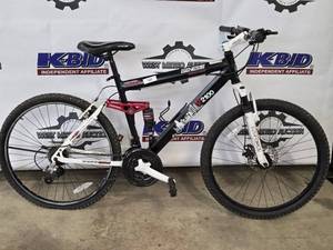 lot 22 image: Genesis V2100 Mountain Bike - Lightweight Alloy Frame - 21-Speed