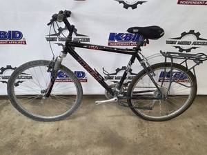 lot 28 image: Trek 3200 Mountain Bike - Black, 21-Speed, Front Suspension, Rear Rack