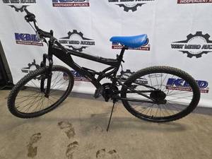 lot 30 image: Black Mountain Bike - Front Suspension, Triple Chainring, Kickstand