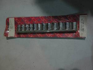 lot 48 image: 12pc 38in Metric socket set on ret...