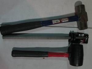 lot 60 image: 3.3lb Metal sledgehammer, rubber ma...