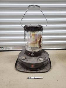 lot 4 image: Kerosun Moonlighter Model G Lantern