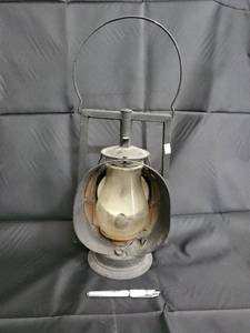 lot 8 image: Dietz Beacon Pass Lamp - Vintage Oil Lantern with Glass Globe