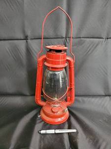 lot 9 image: Vintage Red Hurricane Lantern with Glass Globe - Metal Handle