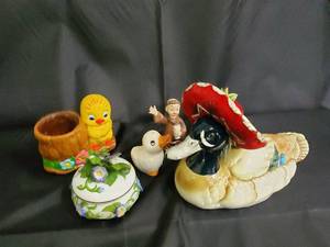 lot 12 image: Ceramic Duck Figurines (Lot of 8) - Decorative Bird & Floral Accessories