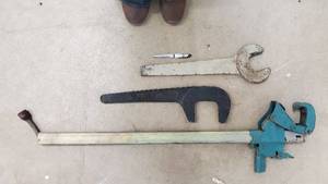 lot 19 image: Blue Pipe Threading Tool with Long Guide Rail & Wrench Set