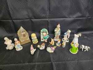 lot 61 image: Royal Copley Vintage Ceramic Figurines - Nativity, Clown, Hammond, Indiana Souvenir
