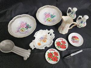 lot 76 image: Shofu China Occupied Japan Floral Plates, Hawaii Souvenir Plates, Creamers & Filigree Center Dish
