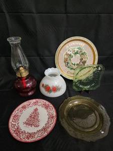 lot 80 image: Vintage Christmas Tableware & Decor - Oil Lamp, Rose Vase, A Country Christmas Plate, Green Glass Plate, Tree Plate, Amber Plate